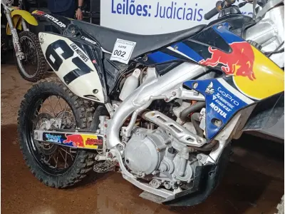 LOTE 002 - 01 MOTO DE MOTOCROSS TOKENS REDBULL MOTOR 250CC; COR PRETA C/BRANCA; ANO 2013 (NO ESTADO)