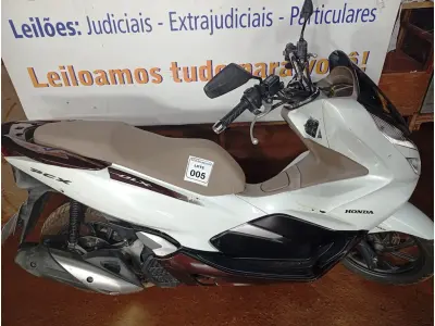 LOTE 005 - 01 MOTO HONDA /PCX 150 DLX ABS; COR BRANCA. ANO 2021. (NO ESTADO) (TODOS DOCUMENTOS 2024 PAGOS)