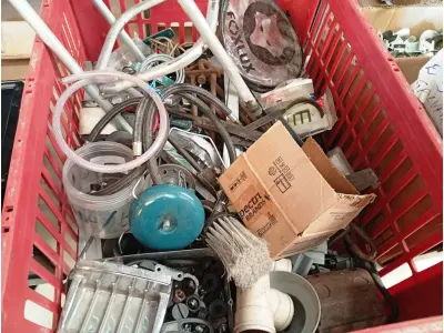 LOTE 267 - 01 LOTE COM GRANDE QUANTIDADE DE MATERIAIS DIVERSOS. (NO ESTADO) ATENÇÃO! FAZER A VISITAÇÃO ANTES DE ARREMATAR, NÃO SABEMOS SE FUNCIONA. LEILÃO NÃO TEM GARANTIA E NEM DEVOLUÇÃO, SUJEITO A POSSÍVEIS AVARIAS VISÍVEIS/OCULTAS E/OU AUSÊNCIA DE COMPONENTES.