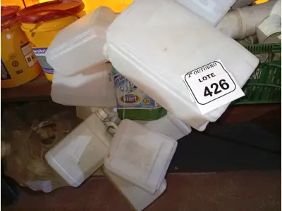 LOTE 426 - 01 LOTE COM APROXIMADAMENTE 12 GALÕES DE PLÁSTICO. (NO ESTADO) ATENÇÃO! FAZER A VISITAÇÃO ANTES DE ARREMATAR, NÃO SABEMOS SE FUNCIONA. LEILÃO NÃO TEM GARANTIA E NEM DEVOLUÇÃO, SUJEITO A POSSÍVEIS AVARIAS VISÍVEIS/OCULTAS E/OU AUSÊNCIA DE COMPONENTES.