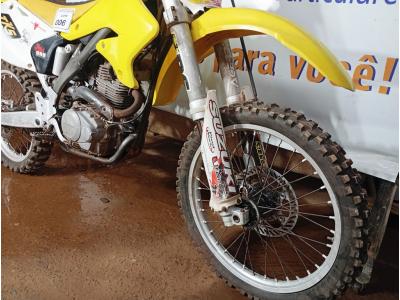 LOTE 006 - 01 MOTO DE MOTOCROSS SUZUKI RMZ; MOTOR 230CC; COR BRANCA C/AMARELA; ANO 2005. (NO ESTADO)