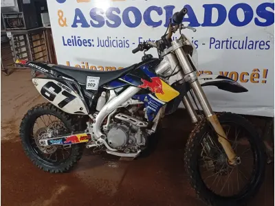 LOTE 002 - 01 MOTO DE MOTOCROSS TOKENS REDBULL MOTOR 250CC; COR PRETA C/BRANCA; ANO 2013 (NO ESTADO)
