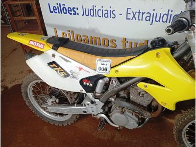 LOTE 006 - 01 MOTO DE MOTOCROSS SUZUKI RMZ; MOTOR 230CC; COR BRANCA C/AMARELA; ANO 2005. (NO ESTADO)