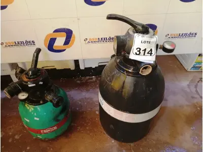 LOTE 314 - 02 FILTROS PARA PISCINA MARCA BRILHANTE E DANCOR. (NO ESTADO) ATENÇÃO! FAZER A VISITAÇÃO ANTES DE ARREMATAR, NÃO SABEMOS SE FUNCIONA. LEILÃO NÃO TEM GARANTIA E NEM DEVOLUÇÃO, SUJEITO A POSSÍVEIS AVARIAS VISÍVEIS/OCULTAS E/OU AUSÊNCIA DE COMPONENTES.