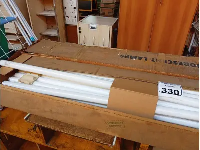 LOTE 330 - 01 LOTE COM DIVERSAS LÂMPADAS FLUORESCENTES. (NO ESTADO) ATENÇÃO! FAZER A VISITAÇÃO ANTES DE ARREMATAR, NÃO SABEMOS SE FUNCIONA. LEILÃO NÃO TEM GARANTIA E NEM DEVOLUÇÃO, SUJEITO A POSSÍVEIS AVARIAS VISÍVEIS/OCULTAS E/OU AUSÊNCIA DE COMPONENTES.