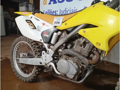 LOTE 006 - 01 MOTO DE MOTOCROSS SUZUKI RMZ; MOTOR 230CC; COR BRANCA C/AMARELA; ANO 2005. (NO ESTADO)