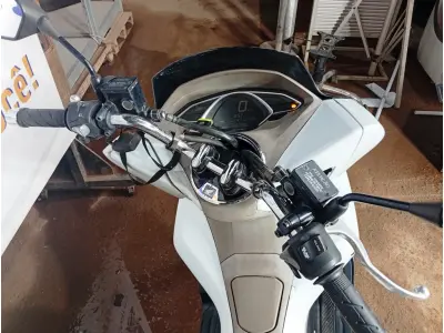 LOTE 005 - 01 MOTO HONDA /PCX 150 DLX ABS; COR BRANCA. ANO 2021. (NO ESTADO) (TODOS DOCUMENTOS 2024 PAGOS)