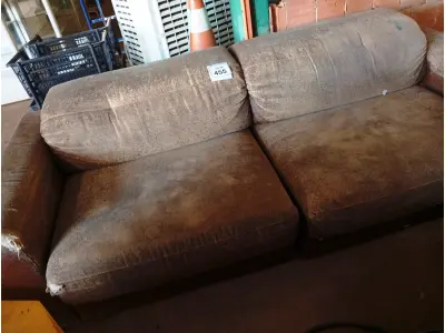 LOTE 455 - 01 SOFÁ RECLINÁVEL DE DOIS LUGARES CORINHO NA COR MARROM. (NO ESTADO) ATENÇÃO! FAZER A VISITAÇÃO ANTES DE ARREMATAR, NÃO SABEMOS SE FUNCIONA. LEILÃO NÃO TEM GARANTIA E NEM DEVOLUÇÃO, SUJEITO A POSSÍVEIS AVARIAS VISÍVEIS/OCULTAS E/OU AUSÊNCIA DE COMPONENTES.