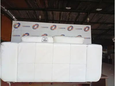 LOTE 453 - 01 SOFÁ DE DOIS LUGARES DE COURO NA COR BRANCA. (NO ESTADO) ATENÇÃO! FAZER A VISITAÇÃO ANTES DE ARREMATAR, NÃO SABEMOS SE FUNCIONA. LEILÃO NÃO TEM GARANTIA E NEM DEVOLUÇÃO, SUJEITO A POSSÍVEIS AVARIAS VISÍVEIS/OCULTAS E/OU AUSÊNCIA DE COMPONENTES.