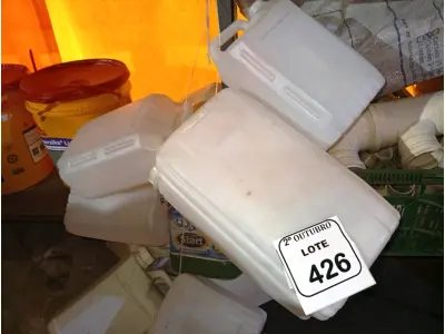 LOTE 426 - 01 LOTE COM APROXIMADAMENTE 12 GALÕES DE PLÁSTICO. (NO ESTADO) ATENÇÃO! FAZER A VISITAÇÃO ANTES DE ARREMATAR, NÃO SABEMOS SE FUNCIONA. LEILÃO NÃO TEM GARANTIA E NEM DEVOLUÇÃO, SUJEITO A POSSÍVEIS AVARIAS VISÍVEIS/OCULTAS E/OU AUSÊNCIA DE COMPONENTES.