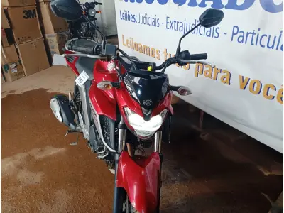 LOTE 003 - 01 MOTO YAMAHA/FZ25 FAZER; COR VERMELHA; ANO 2020. (NO ESTADO) (TODOS DOCUMENTOS 2024 PAGOS)