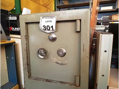 LOTE 301 - 01 COFRE COM 02 PORTAS. (NO ESTADO) ATENÇÃO! FAZER A VISITAÇÃO ANTES DE ARREMATAR, NÃO SABEMOS SE FUNCIONA. LEILÃO NÃO TEM GARANTIA E NEM DEVOLUÇÃO, SUJEITO A POSSÍVEIS AVARIAS VISÍVEIS/OCULTAS E/OU AUSÊNCIA DE COMPONENTES.