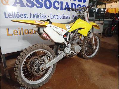 LOTE 006 - 01 MOTO DE MOTOCROSS SUZUKI RMZ; MOTOR 230CC; COR BRANCA C/AMARELA; ANO 2005. (NO ESTADO)
