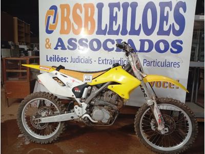 LOTE 006 - 01 MOTO DE MOTOCROSS SUZUKI RMZ; MOTOR 230CC; COR BRANCA C/AMARELA; ANO 2005. (NO ESTADO)