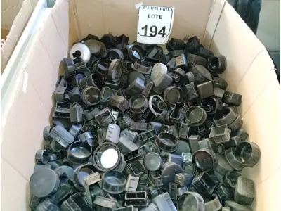 LOTE 194 - 01 LOTE COM GRANDE QUANTIDADE DE ACABAMENTOS DIVERSOS P MOVEIS. (NO ESTADO) ATENÇÃO! FAZER A VISITAÇÃO ANTES DE ARREMATAR, NÃO SABEMOS SE FUNCIONA. LEILÃO NÃO TEM GARANTIA E NEM DEVOLUÇÃO, SUJEITO A POSSÍVEIS AVARIAS VISÍVEIS/OCULTAS E/OU AUSÊNCIA DE COMPONENTES.