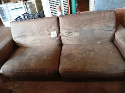 LOTE 455 - 01 SOFÁ RECLINÁVEL DE DOIS LUGARES CORINHO NA COR MARROM. (NO ESTADO) ATENÇÃO! FAZER A VISITAÇÃO ANTES DE ARREMATAR, NÃO SABEMOS SE FUNCIONA. LEILÃO NÃO TEM GARANTIA E NEM DEVOLUÇÃO, SUJEITO A POSSÍVEIS AVARIAS VISÍVEIS/OCULTAS E/OU AUSÊNCIA DE COMPONENTES.