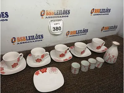 LOTE 380 - 01 JOGO DE 05 XICARAS COM PIRES E 01 KIT DE SAQUE. (NO ESTADO) ATENÇÃO! FAZER A VISITAÇÃO ANTES DE ARREMATAR, NÃO SABEMOS SE FUNCIONA. LEILÃO NÃO TEM GARANTIA E NEM DEVOLUÇÃO, SUJEITO A POSSÍVEIS AVARIAS VISÍVEIS/OCULTAS E/OU AUSÊNCIA DE COMPONENTES.