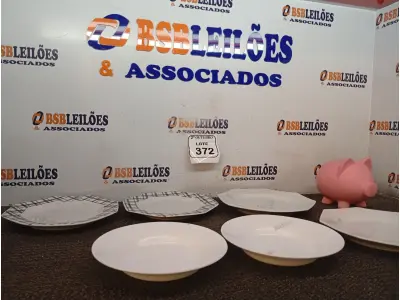 LOTE 372 - 06 PRATOS MODELOS DIVERSOS E 01 COFRE PORCO DE GESSO. (NO ESTADO) ATENÇÃO! FAZER A VISITAÇÃO ANTES DE ARREMATAR, NÃO SABEMOS SE FUNCIONA. LEILÃO NÃO TEM GARANTIA E NEM DEVOLUÇÃO, SUJEITO A POSSÍVEIS AVARIAS VISÍVEIS/OCULTAS E/OU AUSÊNCIA DE COMPONENTES.