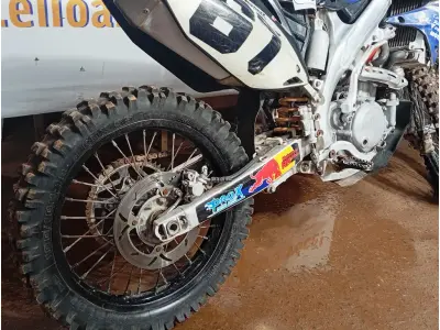 LOTE 002 - 01 MOTO DE MOTOCROSS TOKENS REDBULL MOTOR 250CC; COR PRETA C/BRANCA; ANO 2013 (NO ESTADO)