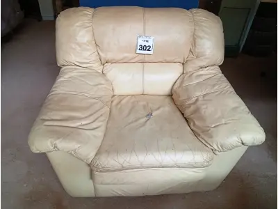 LOTE 302 - 01 POLTRONA DE CORINO COR BEGE. (NO ESTADO) ATENÇÃO! FAZER A VISITAÇÃO ANTES DE ARREMATAR, NÃO SABEMOS SE FUNCIONA. LEILÃO NÃO TEM GARANTIA E NEM DEVOLUÇÃO, SUJEITO A POSSÍVEIS AVARIAS VISÍVEIS/OCULTAS E/OU AUSÊNCIA DE COMPONENTES.