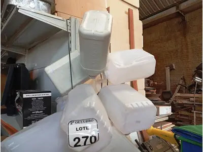LOTE 270 - 01 LOTE COM APROXIMADAMENTE 12 GALÕES DE PLÁSTICO. (NO ESTADO) ATENÇÃO! FAZER A VISITAÇÃO ANTES DE ARREMATAR, NÃO SABEMOS SE FUNCIONA. LEILÃO NÃO TEM GARANTIA E NEM DEVOLUÇÃO, SUJEITO A POSSÍVEIS AVARIAS VISÍVEIS/OCULTAS E/OU AUSÊNCIA DE COMPONENTES.