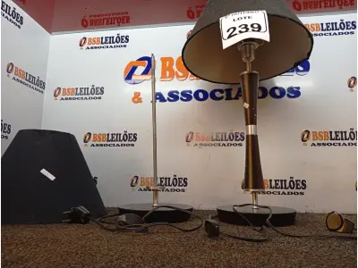 LOTE 239 - 02 ABAJURES C/AVARIAS. (NO ESTADO) ATENÇÃO! FAZER A VISITAÇÃO ANTES DE ARREMATAR, NÃO SABEMOS SE FUNCIONA. LEILÃO NÃO TEM GARANTIA E NEM DEVOLUÇÃO, SUJEITO A POSSÍVEIS AVARIAS VISÍVEIS/OCULTAS E/OU AUSÊNCIA DE COMPONENTES.