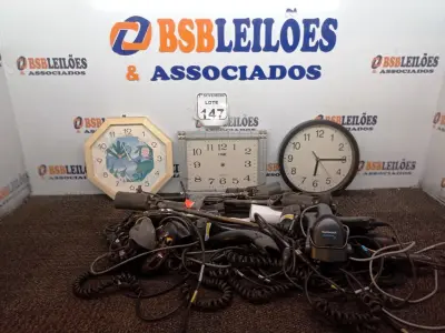 LOTE 147 - 03 RELÓGIOS DE PAREDE, LEITORES DE CÓDIGOS DE BARRA, LUMINARIAS E ESPETOS DE JARDIM DIVERSOS. (NO ESTADO) ATENÇÃO! FAZER A VISITAÇÃO ANTES DE ARREMATAR, NÃO SABEMOS SE FUNCIONA. LEILÃO NÃO TEM GARANTIA E NEM DEVOLUÇÃO, SUJEITO A POSSÍVEIS AVARIAS VISÍVEIS/OCULTAS E/OU AUSÊNCIA DE COMPONENTES.