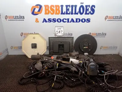 LOTE 147 - 03 RELÓGIOS DE PAREDE, LEITORES DE CÓDIGOS DE BARRA, LUMINARIAS E ESPETOS DE JARDIM DIVERSOS. (NO ESTADO) ATENÇÃO! FAZER A VISITAÇÃO ANTES DE ARREMATAR, NÃO SABEMOS SE FUNCIONA. LEILÃO NÃO TEM GARANTIA E NEM DEVOLUÇÃO, SUJEITO A POSSÍVEIS AVARIAS VISÍVEIS/OCULTAS E/OU AUSÊNCIA DE COMPONENTES.