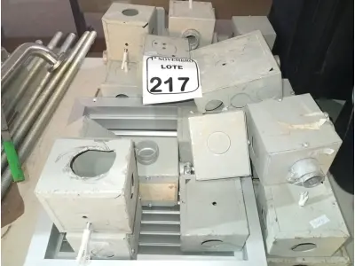 LOTE 217 - 02 GRADES DE ALUMÍNIO P/PASSAGEM DE AR E GRANDE QUANTIDADE DE CAIXA DE PASSAGEM. (NO ESTADO) ATENÇÃO! FAZER A VISITAÇÃO ANTES DE ARREMATAR, NÃO SABEMOS SE FUNCIONA. LEILÃO NÃO TEM GARANTIA E NEM DEVOLUÇÃO, SUJEITO A POSSÍVEIS AVARIAS VISÍVEIS/OCULTAS E/OU AUSÊNCIA DE COMPONENTES.