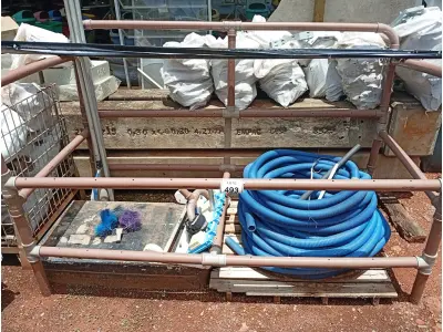 LOTE 493 - 01 LOTE C/TUBULAÇÃO P/CHUVEIRO DE PISCINA, 01 KIT LIMPA PISCINAS C/MANGUEIRA CORRUGADA E MATERIAIS DIVERSOS. (NO ESTADO) ATENÇÃO! FAZER A VISITAÇÃO ANTES DE ARREMATAR, NÃO SABEMOS SE FUNCIONA. LEILÃO NÃO TEM GARANTIA E NEM DEVOLUÇÃO, SUJEITO A POSSÍVEIS AVARIAS VISÍVEIS/OCULTAS E/OU AUSÊNCIA DE COMPONENTES.
