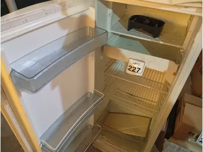 LOTE 227 - 01 GELADEIRA MARCA CONTINENTAL 220V. (NO ESTADO) ATENÇÃO! FAZER A VISITAÇÃO ANTES DE ARREMATAR, NÃO SABEMOS SE FUNCIONA. LEILÃO NÃO TEM GARANTIA E NEM DEVOLUÇÃO, SUJEITO A POSSÍVEIS AVARIAS VISÍVEIS/OCULTAS E/OU AUSÊNCIA DE COMPONENTES.