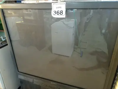 LOTE 368 - 01 TV DE TUBO ANTIGA SONY. (NO ESTADO) ATENÇÃO! FAZER A VISITAÇÃO ANTES DE ARREMATAR, NÃO SABEMOS SE FUNCIONA. LEILÃO NÃO TEM GARANTIA E NEM DEVOLUÇÃO, SUJEITO A POSSÍVEIS AVARIAS VISÍVEIS/OCULTAS E/OU AUSÊNCIA DE COMPONENTES.