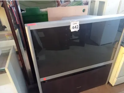LOTE 442 - 01 TV DE TUBO ANTIGA MARCA TOSHIBA. (NO ESTADO) ATENÇÃO! FAZER A VISITAÇÃO ANTES DE ARREMATAR, NÃO SABEMOS SE FUNCIONA. LEILÃO NÃO TEM GARANTIA E NEM DEVOLUÇÃO, SUJEITO A POSSÍVEIS AVARIAS VISÍVEIS/OCULTAS E/OU AUSÊNCIA DE COMPONENTES.