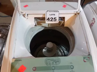 LOTE 425 - 01 MÁQUINA DE LAVAR 06KG P/RETIRADA DE PEÇAS. (NO ESTADO) ATENÇÃO! FAZER A VISITAÇÃO ANTES DE ARREMATAR, NÃO SABEMOS SE FUNCIONA. LEILÃO NÃO TEM GARANTIA E NEM DEVOLUÇÃO, SUJEITO A POSSÍVEIS AVARIAS VISÍVEIS/OCULTAS E/OU AUSÊNCIA DE COMPONENTES.