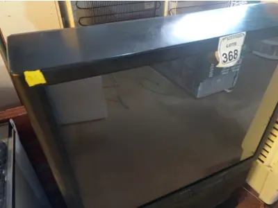 LOTE 368 - 01 TV DE TUBO ANTIGA SONY. (NO ESTADO) ATENÇÃO! FAZER A VISITAÇÃO ANTES DE ARREMATAR, NÃO SABEMOS SE FUNCIONA. LEILÃO NÃO TEM GARANTIA E NEM DEVOLUÇÃO, SUJEITO A POSSÍVEIS AVARIAS VISÍVEIS/OCULTAS E/OU AUSÊNCIA DE COMPONENTES.