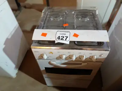 LOTE 427 - 01 FOGÃO A GÁS 04 BOCAS MARCA ESMALTEC. (NO ESTADO) ATENÇÃO! FAZER A VISITAÇÃO ANTES DE ARREMATAR, NÃO SABEMOS SE FUNCIONA. LEILÃO NÃO TEM GARANTIA E NEM DEVOLUÇÃO, SUJEITO A POSSÍVEIS AVARIAS VISÍVEIS/OCULTAS E/OU AUSÊNCIA DE COMPONENTES.