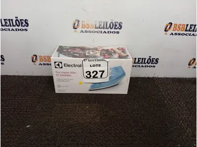 LOTE 327 - 01 FERRO A VAPOR P/ PASSAR ROUPAS ELECTROLUX COR BRANCA C/AZUL (NOVO). (NO ESTADO) ATENÇÃO! FAZER A VISITAÇÃO ANTES DE ARREMATAR, NÃO SABEMOS SE FUNCIONA. LEILÃO NÃO TEM GARANTIA E NEM DEVOLUÇÃO, SUJEITO A POSSÍVEIS AVARIAS VISÍVEIS/OCULTAS E/OU AUSÊNCIA DE COMPONENTES.