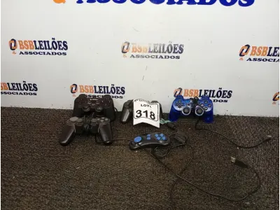 LOTE 318 - 05 JOYSTICKS DE GAMES MARCAS E MODELOS DIVERSOS. (NO ESTADO) ATENÇÃO! FAZER A VISITAÇÃO ANTES DE ARREMATAR, NÃO SABEMOS SE FUNCIONA. LEILÃO NÃO TEM GARANTIA E NEM DEVOLUÇÃO, SUJEITO A POSSÍVEIS AVARIAS VISÍVEIS/OCULTAS E/OU AUSÊNCIA DE COMPONENTES.