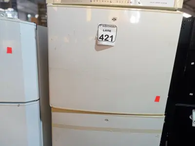 LOTE 421 - 01 GELADEIRA MARCA BOSCH P/RETIRADA DE PEÇAS. (NO ESTADO) ATENÇÃO! FAZER A VISITAÇÃO ANTES DE ARREMATAR, NÃO SABEMOS SE FUNCIONA. LEILÃO NÃO TEM GARANTIA E NEM DEVOLUÇÃO, SUJEITO A POSSÍVEIS AVARIAS VISÍVEIS/OCULTAS E/OU AUSÊNCIA DE COMPONENTES.