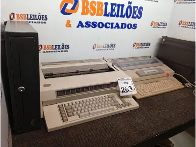 LOTE 263 - 03 MÁQUINAS DE ESCREVER ELÉTRICAS MARCAS E MODELOS DIVERSOS. (NO ESTADO) ATENÇÃO! FAZER A VISITAÇÃO ANTES DE ARREMATAR, NÃO SABEMOS SE FUNCIONA. LEILÃO NÃO TEM GARANTIA E NEM DEVOLUÇÃO, SUJEITO A POSSÍVEIS AVARIAS VISÍVEIS/OCULTAS E/OU AUSÊNCIA DE COMPONENTES.