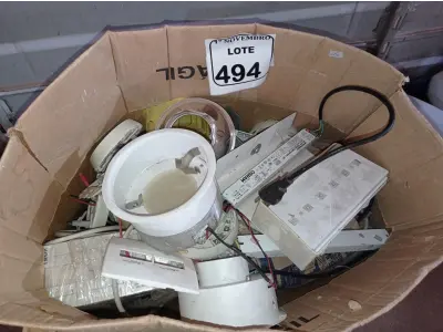 LOTE 494 - 01 LOTE C/GRANDE QUANTIDADE DE LUMINÁRIAS E MATERIAIS DIVERSOS. (NO ESTADO) ATENÇÃO! FAZER A VISITAÇÃO ANTES DE ARREMATAR, NÃO SABEMOS SE FUNCIONA. LEILÃO NÃO TEM GARANTIA E NEM DEVOLUÇÃO, SUJEITO A POSSÍVEIS AVARIAS VISÍVEIS/OCULTAS E/OU AUSÊNCIA DE COMPONENTES.