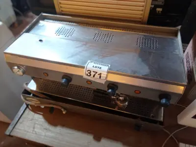 LOTE 371 - 01 MÁQUINA DE CAFÉ EXPRESSO EM INOX INDUSTRIAL. (NO ESTADO) ATENÇÃO! FAZER A VISITAÇÃO ANTES DE ARREMATAR, NÃO SABEMOS SE FUNCIONA. LEILÃO NÃO TEM GARANTIA E NEM DEVOLUÇÃO, SUJEITO A POSSÍVEIS AVARIAS VISÍVEIS/OCULTAS E/OU AUSÊNCIA DE COMPONENTES.
