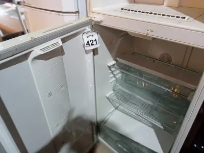 LOTE 421 - 01 GELADEIRA MARCA BOSCH P/RETIRADA DE PEÇAS. (NO ESTADO) ATENÇÃO! FAZER A VISITAÇÃO ANTES DE ARREMATAR, NÃO SABEMOS SE FUNCIONA. LEILÃO NÃO TEM GARANTIA E NEM DEVOLUÇÃO, SUJEITO A POSSÍVEIS AVARIAS VISÍVEIS/OCULTAS E/OU AUSÊNCIA DE COMPONENTES.