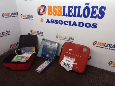 LOTE 390 - 02 DESFIBRILADORES. (NO ESTADO) ATENÇÃO! FAZER A VISITAÇÃO ANTES DE ARREMATAR, NÃO SABEMOS SE FUNCIONA. LEILÃO NÃO TEM GARANTIA E NEM DEVOLUÇÃO, SUJEITO A POSSÍVEIS AVARIAS VISÍVEIS/OCULTAS E/OU AUSÊNCIA DE COMPONENTES.