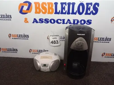 LOTE 483 - 01 CAFETEIRA BLACK E DECKER, 01 APARELHO DE SOM DVD, E DIVERSOS CABOS E ELETRÔNICOS. (NO ESTADO) ATENÇÃO! FAZER A VISITAÇÃO ANTES DE ARREMATAR, NÃO SABEMOS SE FUNCIONA. LEILÃO NÃO TEM GARANTIA E NEM DEVOLUÇÃO, SUJEITO A POSSÍVEIS AVARIAS VISÍVEIS/OCULTAS E/OU AUSÊNCIA DE COMPONENTES.