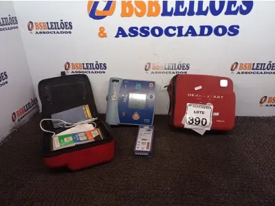 LOTE 390 - 02 DESFIBRILADORES. (NO ESTADO) ATENÇÃO! FAZER A VISITAÇÃO ANTES DE ARREMATAR, NÃO SABEMOS SE FUNCIONA. LEILÃO NÃO TEM GARANTIA E NEM DEVOLUÇÃO, SUJEITO A POSSÍVEIS AVARIAS VISÍVEIS/OCULTAS E/OU AUSÊNCIA DE COMPONENTES.