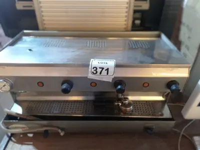 LOTE 371 - 01 MÁQUINA DE CAFÉ EXPRESSO EM INOX INDUSTRIAL. (NO ESTADO) ATENÇÃO! FAZER A VISITAÇÃO ANTES DE ARREMATAR, NÃO SABEMOS SE FUNCIONA. LEILÃO NÃO TEM GARANTIA E NEM DEVOLUÇÃO, SUJEITO A POSSÍVEIS AVARIAS VISÍVEIS/OCULTAS E/OU AUSÊNCIA DE COMPONENTES.