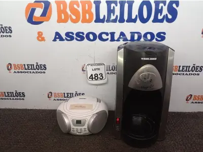 LOTE 483 - 01 CAFETEIRA BLACK E DECKER, 01 APARELHO DE SOM DVD, E DIVERSOS CABOS E ELETRÔNICOS. (NO ESTADO) ATENÇÃO! FAZER A VISITAÇÃO ANTES DE ARREMATAR, NÃO SABEMOS SE FUNCIONA. LEILÃO NÃO TEM GARANTIA E NEM DEVOLUÇÃO, SUJEITO A POSSÍVEIS AVARIAS VISÍVEIS/OCULTAS E/OU AUSÊNCIA DE COMPONENTES.