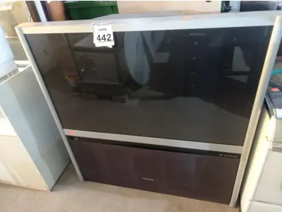 LOTE 442 - 01 TV DE TUBO ANTIGA MARCA TOSHIBA. (NO ESTADO) ATENÇÃO! FAZER A VISITAÇÃO ANTES DE ARREMATAR, NÃO SABEMOS SE FUNCIONA. LEILÃO NÃO TEM GARANTIA E NEM DEVOLUÇÃO, SUJEITO A POSSÍVEIS AVARIAS VISÍVEIS/OCULTAS E/OU AUSÊNCIA DE COMPONENTES.