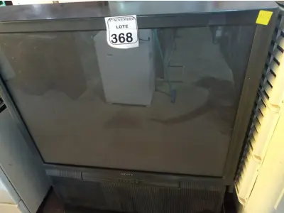 LOTE 368 - 01 TV DE TUBO ANTIGA SONY. (NO ESTADO) ATENÇÃO! FAZER A VISITAÇÃO ANTES DE ARREMATAR, NÃO SABEMOS SE FUNCIONA. LEILÃO NÃO TEM GARANTIA E NEM DEVOLUÇÃO, SUJEITO A POSSÍVEIS AVARIAS VISÍVEIS/OCULTAS E/OU AUSÊNCIA DE COMPONENTES.
